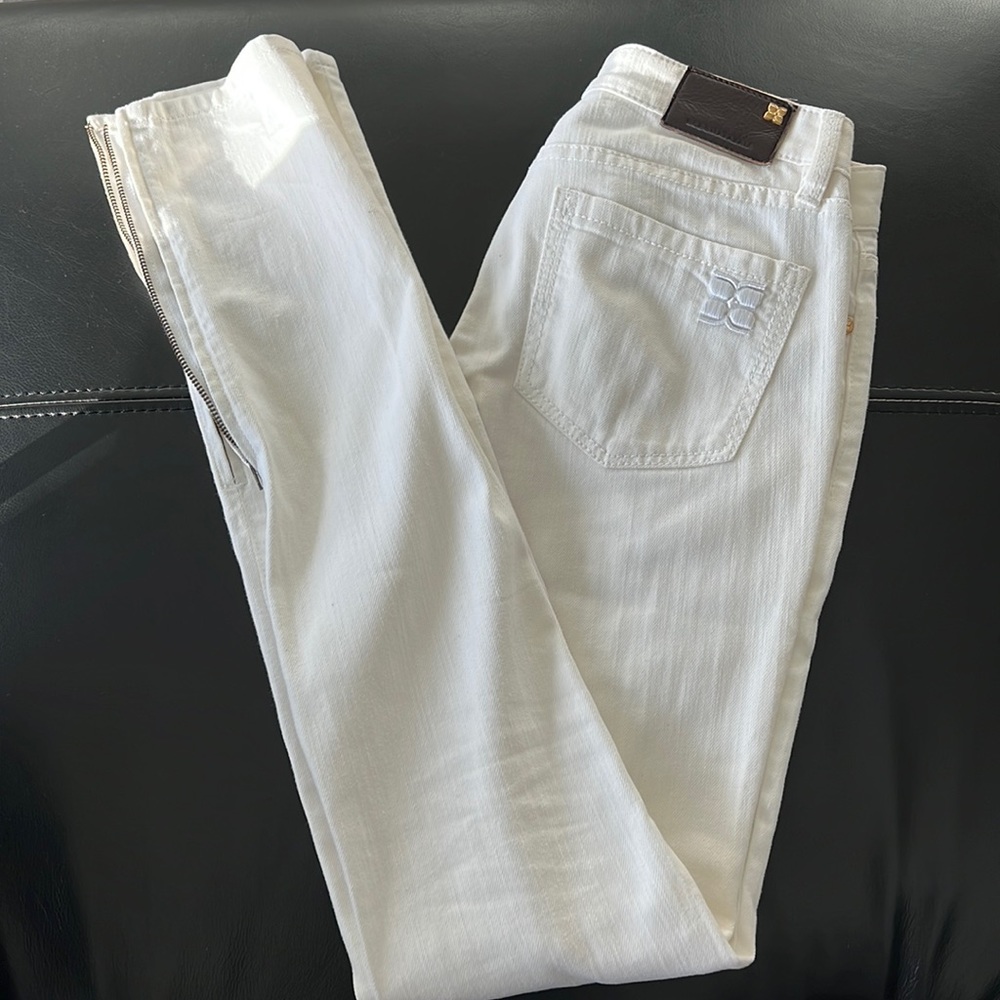 Bcbg white size 26 distressed jeans